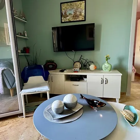 Front Apartment *